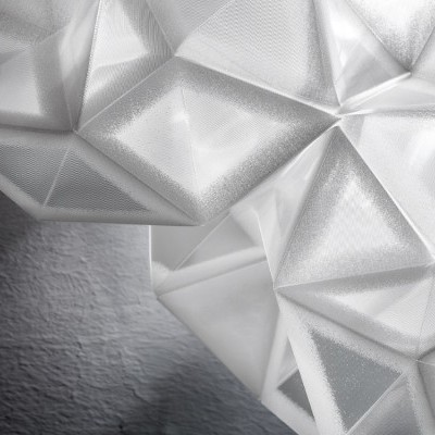 Lâmpada branca com design geométrico tridimensional