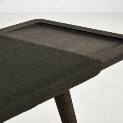 Mesa em madeira escura com tabuleiro embutido e cadeira com assento cinza escuro