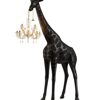 Escultura de girafa preta com candeeiro suspenso