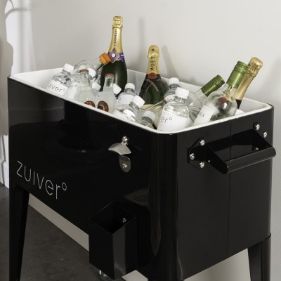 Caixa refrigeradora preta 'ZUIVER' com garrafas de champanhe e garrafas transparentes etiquetadas