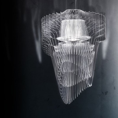 luminária pendente em fios metálicos finos cinza claro