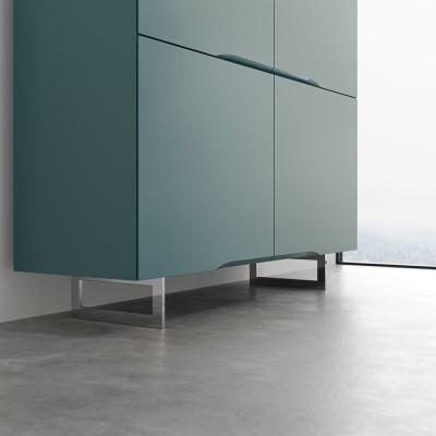 Móvel de parede verde-azulado em MDF com pés metálicos cromados