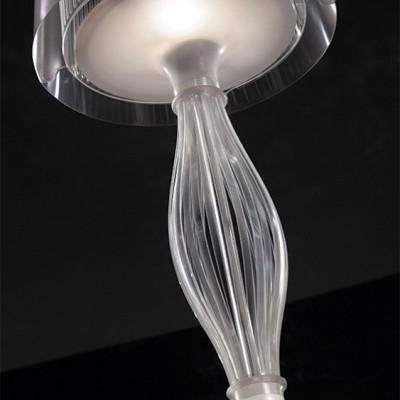 Candeeiro suspenso transparente com corpo em espiral e difusor opaco