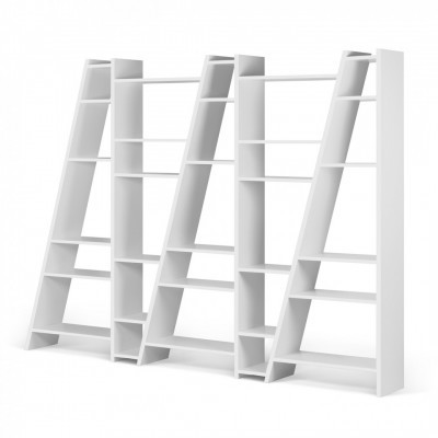 Estante modular branca com três unidades inclinadas e várias prateleiras.
