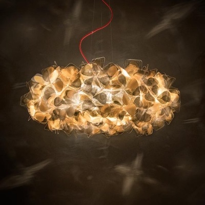 Candeeiro suspenso circular com peças translúcidas bege e dourado iluminado