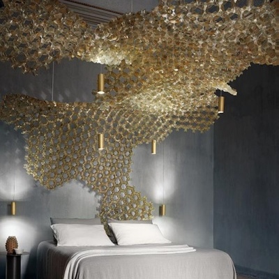 Quarto minimalista com cama cinza e teto decorativo dourado suspenso