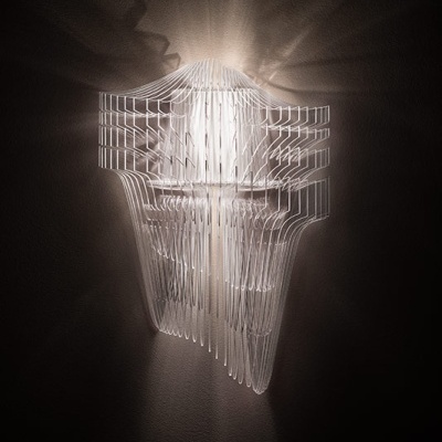 Candeeiro de parede moderno em metal prateado com iluminação branca