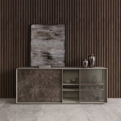 Aparador moderno com porta imitação mármore castanho e prateleiras de vidro fumado em ambiente com parede de painéis de madeira vertical.