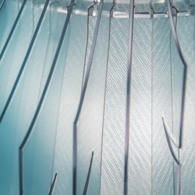 Lâminas transparentes finas de acrílico sobre fundo azulado texturizado