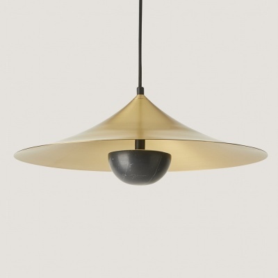 Candeeiro suspenso metálico dourado com difusor esférico negro