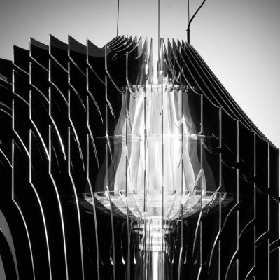 Lâmpada pendente moderna com lâminas pretas e luz central visível