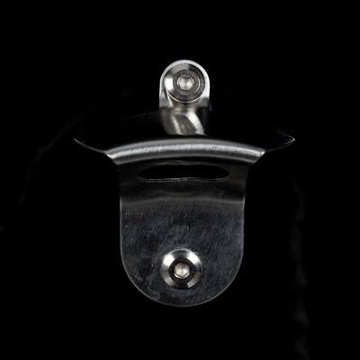 Abridor de garrafas metálico prateado montado em fundo preto.