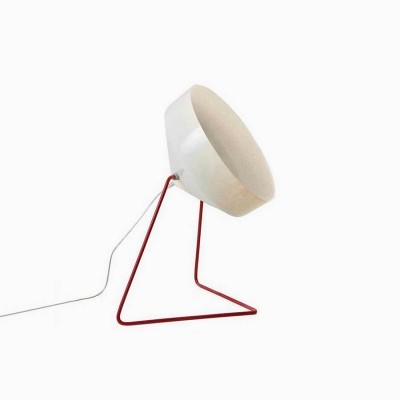 Candeeiro de mesa com cúpula branca e suporte triangular vermelho