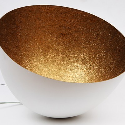 Taça decorativa branca com interior dourado texturizado