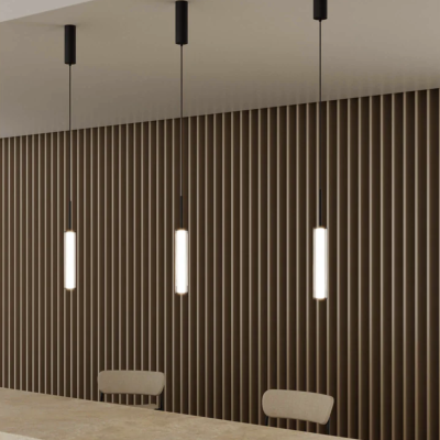 Candeeiros pendentes tubulares brancos com suportes pretos em parede ripada castanha