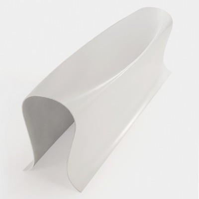 Banco moderno branco curvado com design fluido sobre fundo branco