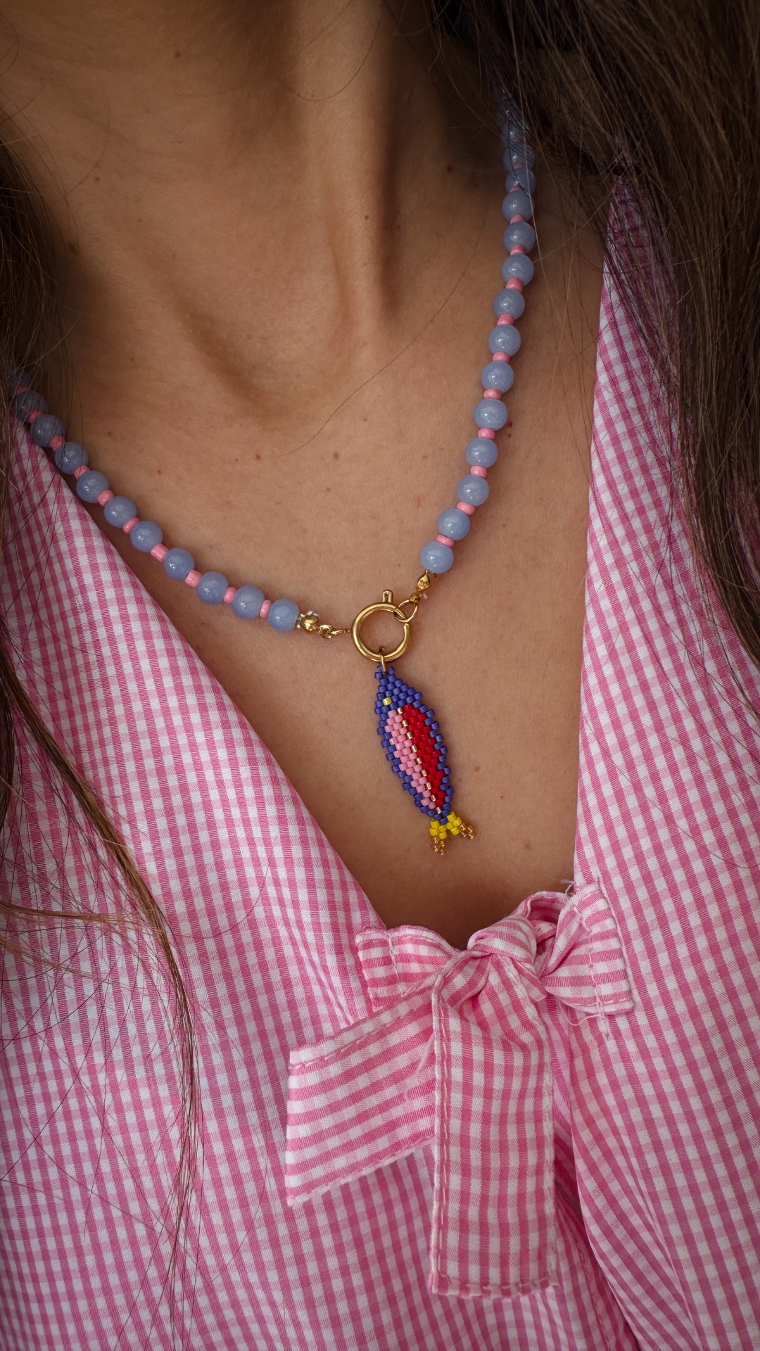 Colares SARDINHAS Colar com contas lilases e rosa, pendente colorido, usado com blusa rosa vichy