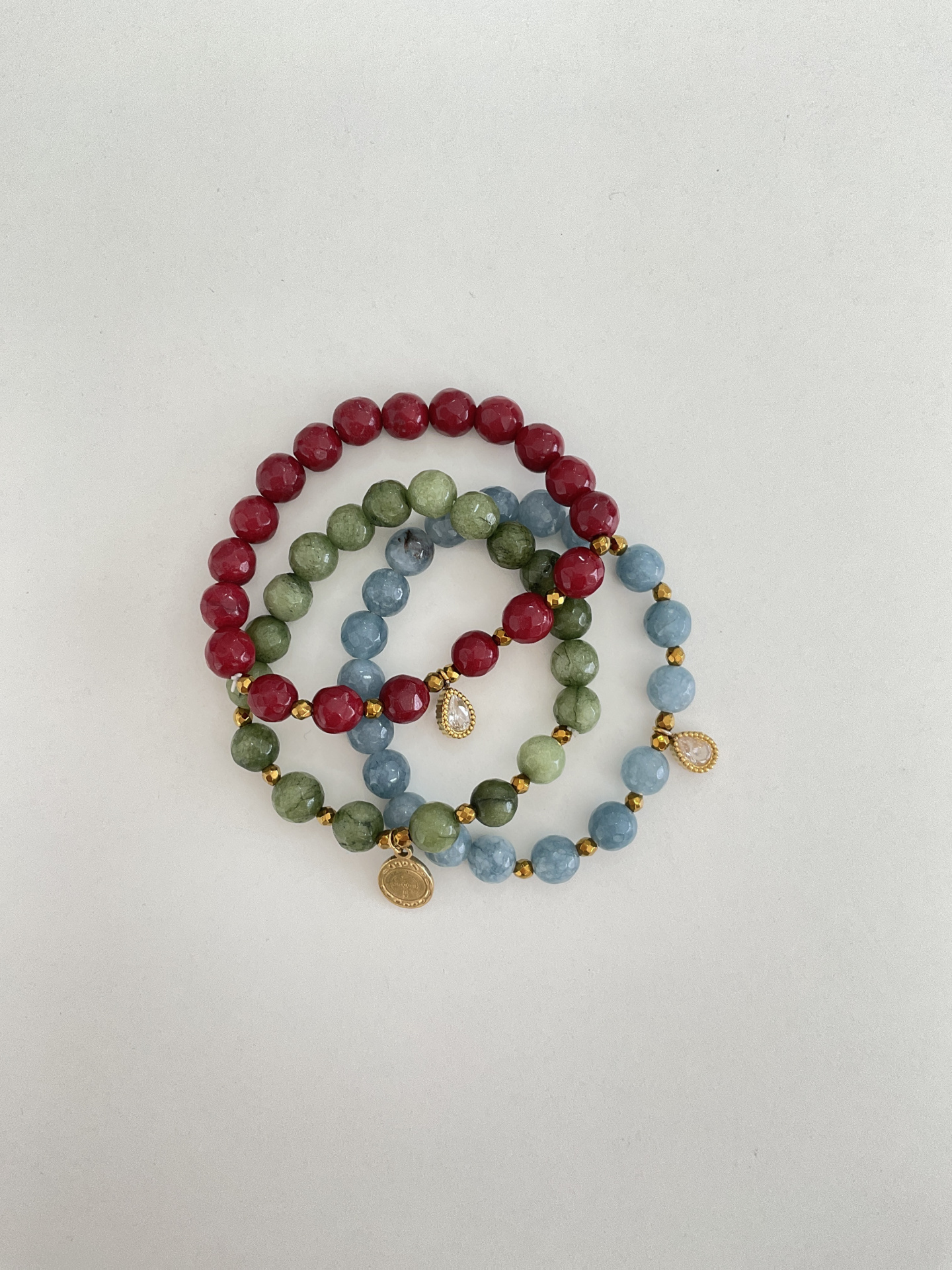 Pulseiras Pedras naturais Três pulseiras de contas coloridas com pingentes dourados