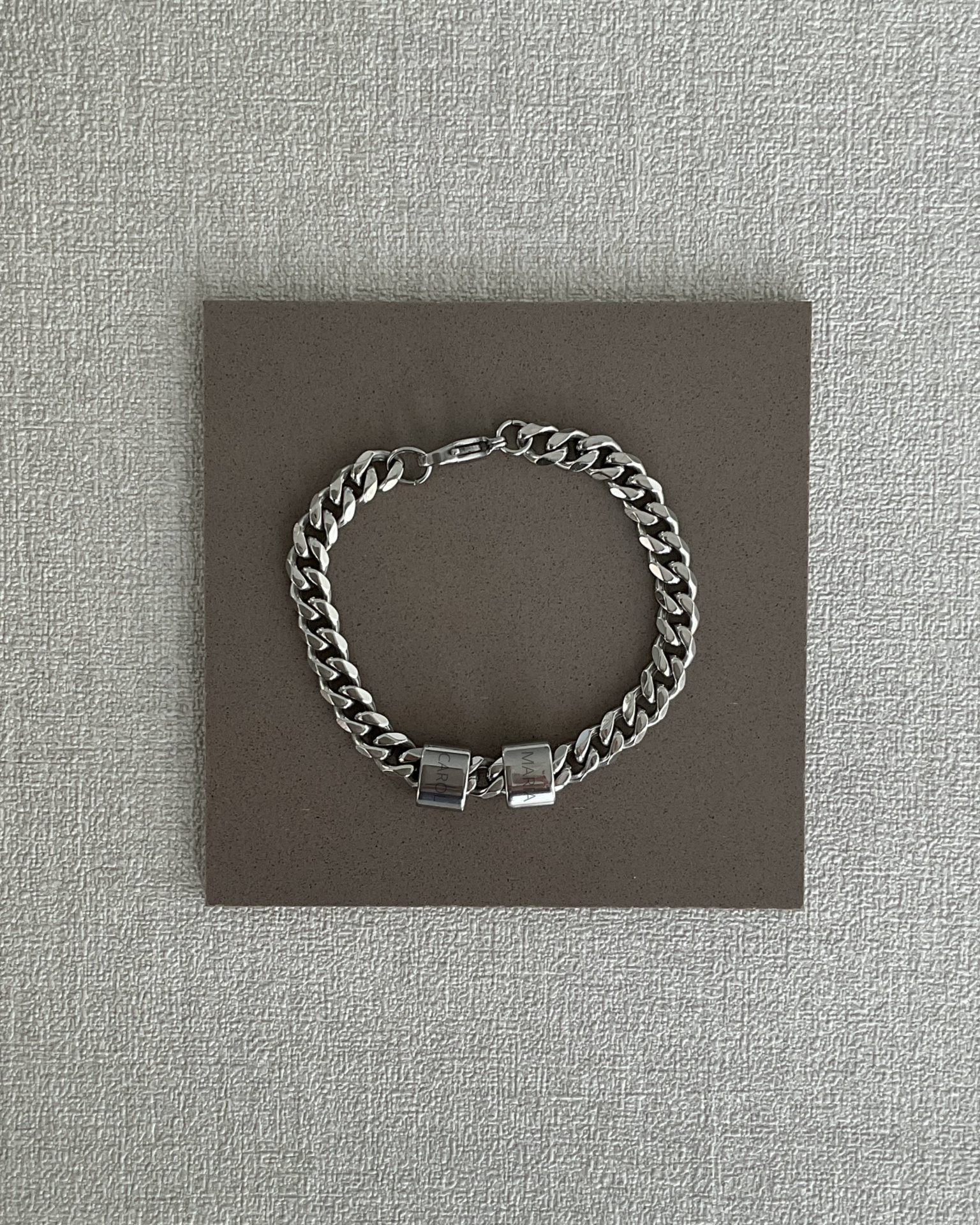 Pulseira Nomes dos Filhos Pulseira prateada de corrente grossa com nomes gravados CAROL e MARIA