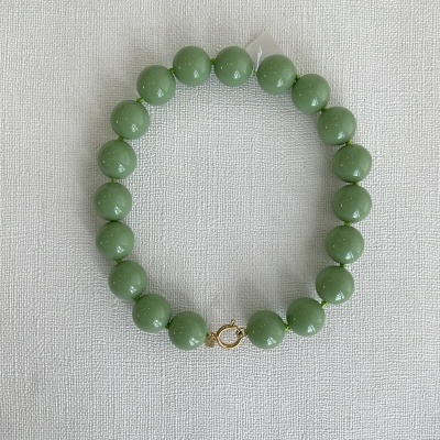 Colar de contas verdes com fecho dourado