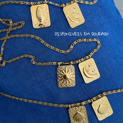 Colar dourado com quatro pendentes retangulares e gravuras em relevo