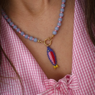 Colar com contas lilases e rosa, pendente colorido, usado com blusa rosa vichy
