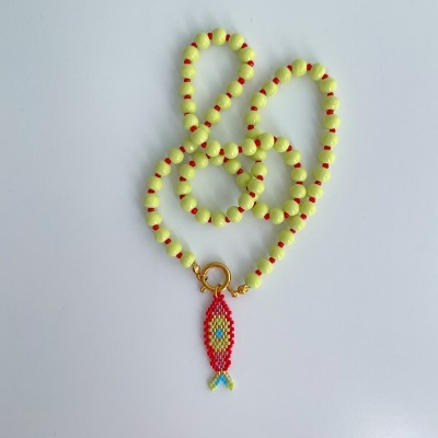Colar de contas amarelas com pendente em forma de peixe colorido