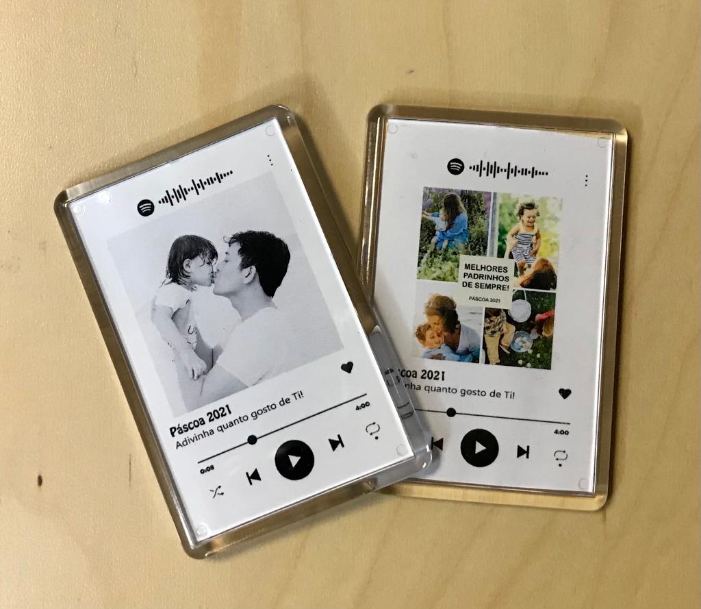 Iman com Fotografia e Código Spotify Dispositivos transparentes com imagens personalizadas e texto tipo interface musical