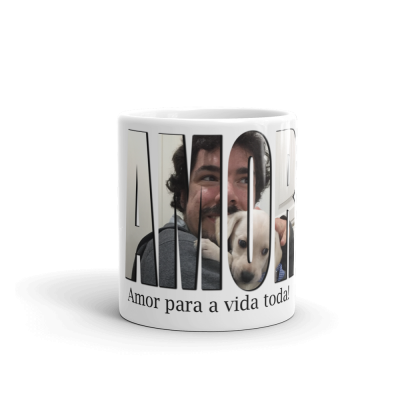 Caneca branca com palavra AMOR e imagem de pessoas com cão dentro das letras.