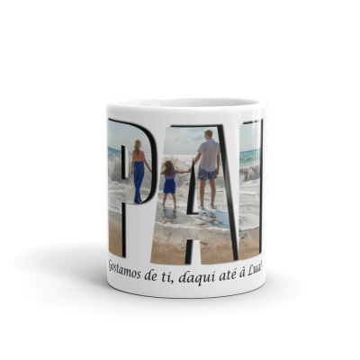 Caneca branca com imagem de família na praia e texto em português.