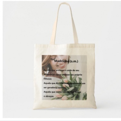 Saco de pano bege com imagem de mulher e texto 