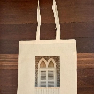 Sacola de tecido bege com imagem de janela decorativa impressa