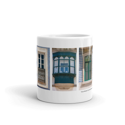 Caneca branca com imagens de janelas tradicionais portuguesas