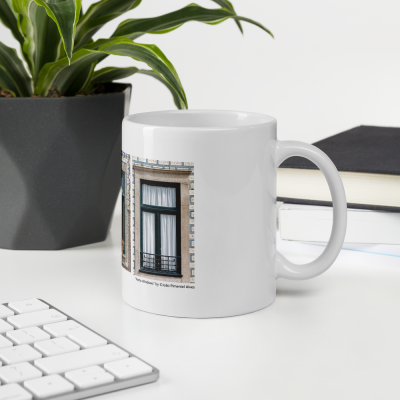 Caneca branca com imagem de janela decorada por azulejos portugueses azuis e brancos