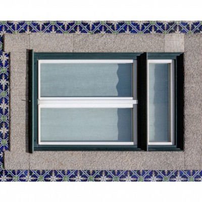 Janela de correr de alumínio branco com vidro opaco e moldura de azulejos azuis