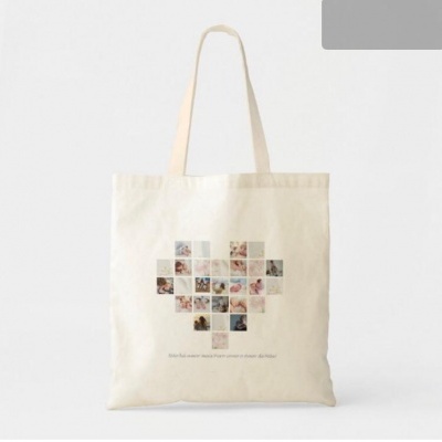 Saco de tecido cru com padrão de quadrados formando um coração