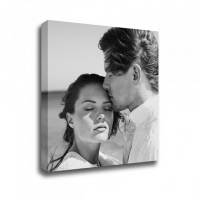 Tela com imagem preto e branco de casal jovem em pose íntima