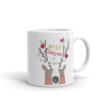 Caneca branca com desenho de rena e mensagem de Natal.