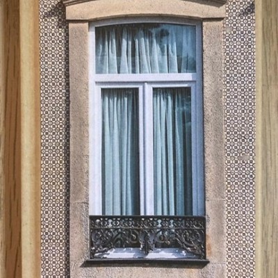 Capa de caderno com imagem de janela com moldura de pedra e grade em ferro.