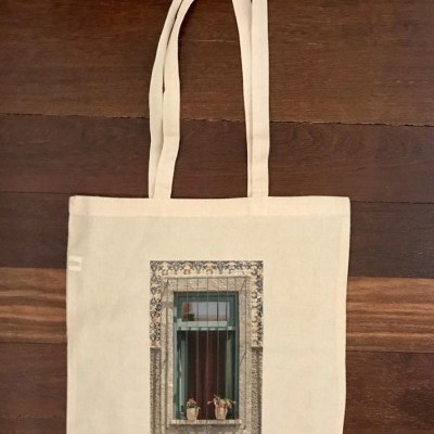 Saco de tecido bege com impressão de janela com azulejos azuis