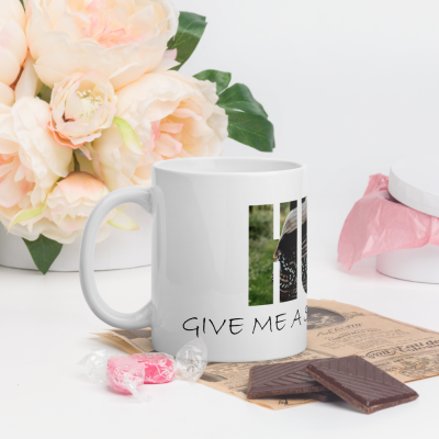 Caneca branca com texto e imagem, flores e chocolates