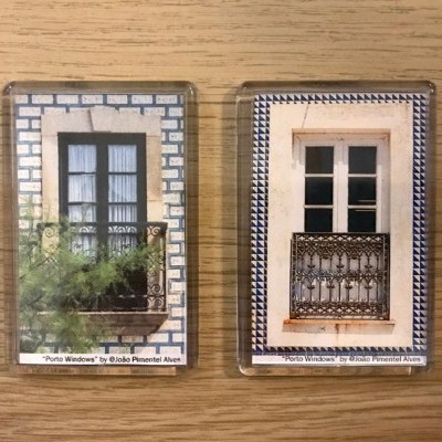 Ímanes de geladeira com imagens de janelas portuguesas em molduras azulejadas e grades decorativas