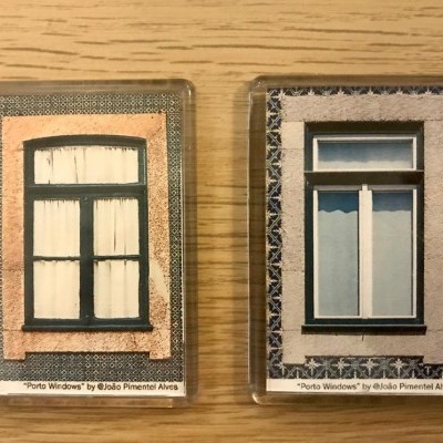 Ímanes de geladeira com imagens de janelas portuguesas em madeira e vidro.