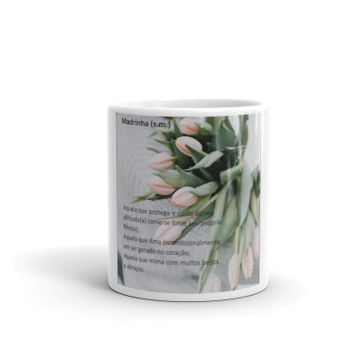 Caneca branca com imagens de tulipas cor de rosa e texto em português sobre madrinha