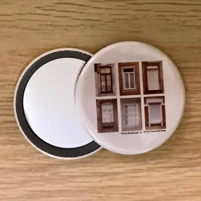 Dois espelhos pequenos redondos com imagens de janelas e superfície refletora