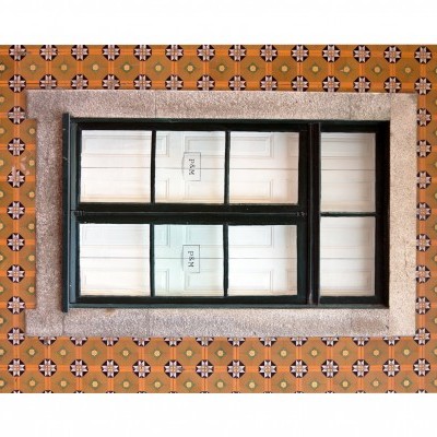 Janela de pedra com azulejos geométricos laranja