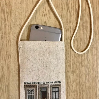 Bolsa de tecido bege com cordão e impressão de janelas e texto