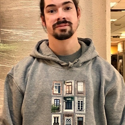 Sweatshirt cinzenta com impressão de janelas de edifícios em várias formas e cores