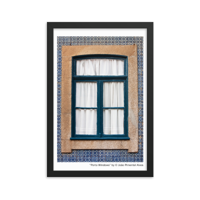 Janela azul com cortinados brancos e azulejos azuis e brancos numa moldura preta