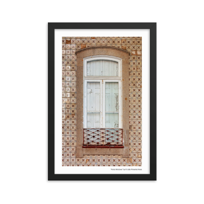 Fotografia emoldurada de uma janela branca com caixilharia de madeira num edifício revestido a azulejos castanhos e brancos.